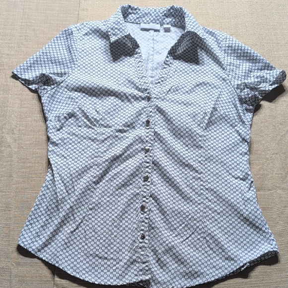 New York & Company Stylish Button-Up Shirt with Geometric Pattern Size Small - Picture 1 of 7